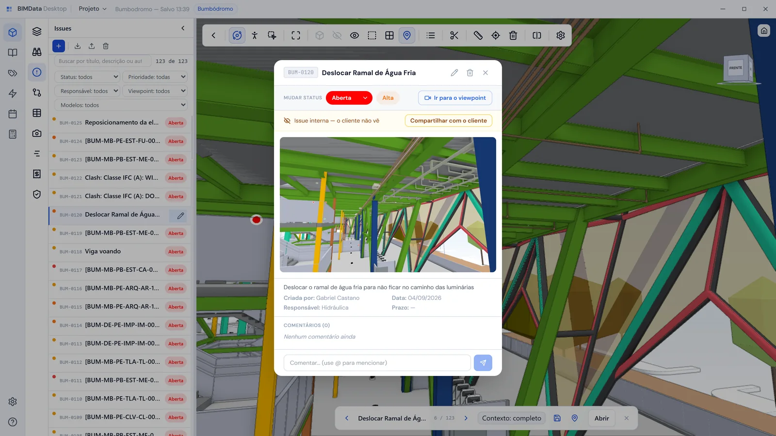 BIMData Desktop conectado a um projeto do BIMData Web: o chip do projeto na barra de título, as issues do projeto na lateral e a ficha de uma issue aberta sobre o modelo 3D federado